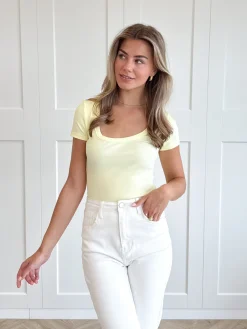 Basic top Claire geel