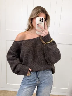 Trui off shoulder Alina bruin
